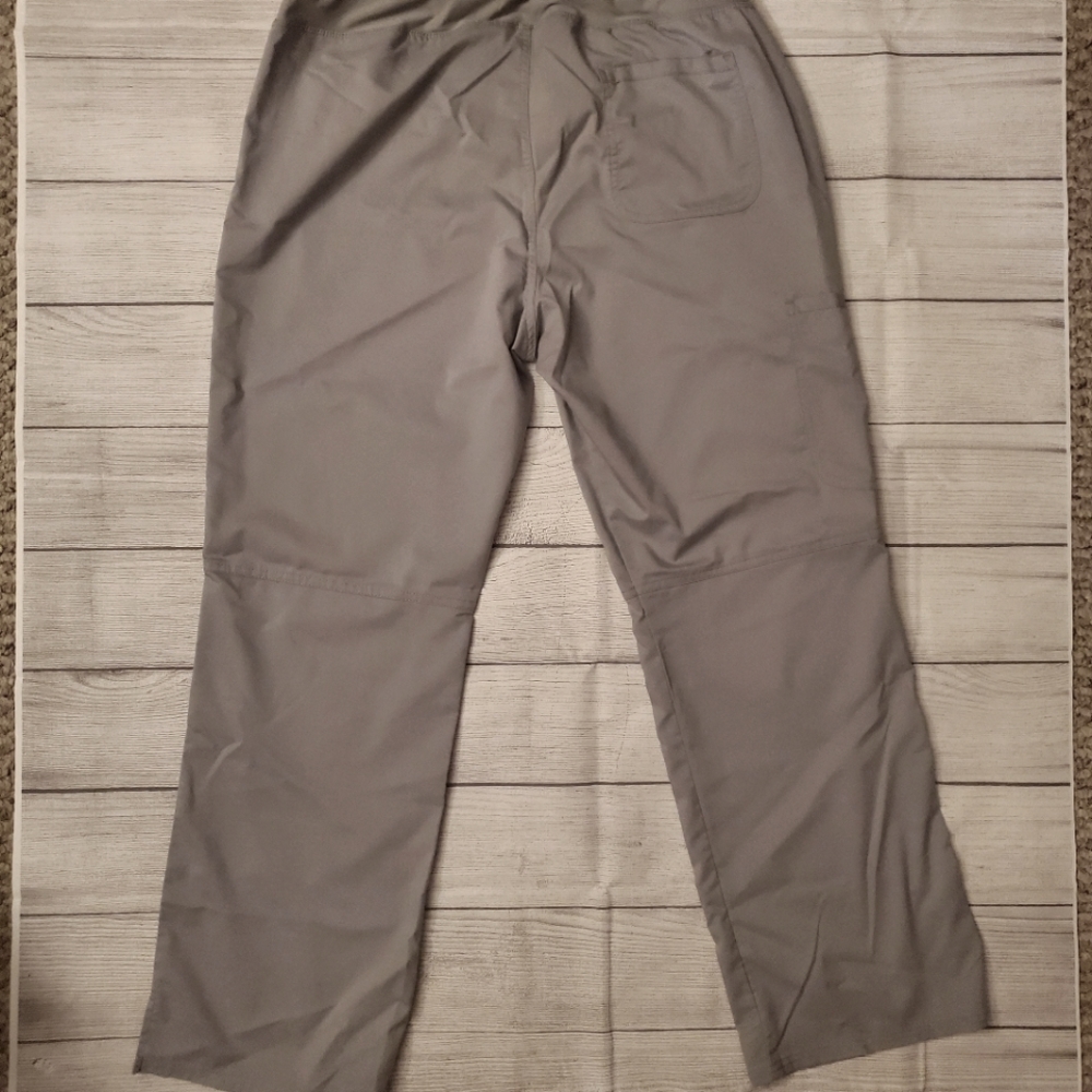 Revolution by Cherokee WorkwearWomen's Gray Cargo Scrub Pants Size Lar…